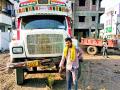 वणीत महसूल अधिकाऱ्यासमक्ष रेती व्यावसायिकाने ट्रक पळविला - Marathi News | A sand trader hijacked a truck in front of a revenue officer in Wani | Latest yavatmal News at Lokmat.com