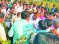 सडलेले पीक दाखवत शेतकऱ्यांचा आक्रोश - Marathi News | Farmers' outcry shows rotten crop | Latest yavatmal News at Lokmat.com
