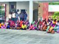 पोलीस आयुक्तालयात महिलांचा ठिय्या - Marathi News |  Women's Police at the Police Commissionerate | Latest nashik News at Lokmat.com