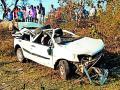 कार अपघातात दोन ठार, दोन जखमी - Marathi News | Two killed, two injured in car crash | Latest yavatmal News at Lokmat.com