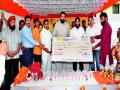 दुष्काळग्रस्तांना आर्थिक मदतीचा हात - Marathi News |  Hands of financial help to famine victims | Latest nashik News at Lokmat.com