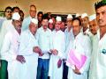 वसाका कार्यस्थळावर शेतकऱ्यांचा ठिय्या - Marathi News | The staple of the farmers on Vasaka's workplace | Latest nashik News at Lokmat.com