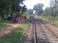 रेल्वेगाडीची प्रतिक्षा रेल्वे रुळावरच - Marathi News | Train passengers waiting on railway track | Latest gondia News at Lokmat.com