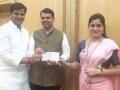 नवनीत राणा यांचे पहिले वेतन मुख्यमंत्री सहाय्यता निधीला - Marathi News | Navneet Rana's first salary to Chief Minister's relief Fund | Latest amravati News at Lokmat.com