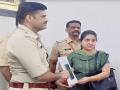 मीरारोड पोलिसांनी मिळवून दिले ३० मोबाईल - Marathi News | Mira Road police recovered 30 mobile phones | Latest thane News at Lokmat.com