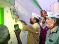 सोलापुरात केजरीवाल पॅटर्न; तोडलेली वीज जोडत ‘आप’ने राबविली मोहिम - Marathi News | Kejriwal pattern in Solapur; ‘Aap’ launched a campaign to connect the disconnected power | Latest solapur News at Lokmat.com