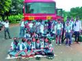 संतप्त विद्यार्थ्यांनी रोखल्या बसगाड्या - Marathi News | Busy buses blocked by angry students | Latest chandrapur News at Lokmat.com