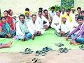 आदिवासी कोलाम बांधवांचा गडचांदूर पोलीस ठाण्यासमोर ठिय्या - Marathi News | Gadchandur of tribal kolam brothers appeared before police station | Latest chandrapur News at Lokmat.com