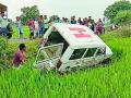 रुग्णाला आणण्यासाठी जाणारी रुग्णवाहिका उलटली - Marathi News | The ambulance leading to the patient was reversed | Latest gadchiroli News at Lokmat.com