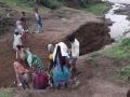 रस्ता वाहून गेल्याने शेतक:यांचे हाल - Marathi News | Farmers: The plight of the road as it flows | Latest nandurbar News at Lokmat.com