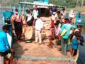 नर्मदा काठावरील गावांना बोटीने धान्याचे वितरण - Marathi News | Distribution of food grains by boat to villages on the banks of Narmada | Latest nandurbar News at Lokmat.com