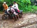 मातीच्या रस्त्यावर चिखल झाल्याने वाहनधारक त्रस्त - Marathi News | Motorists suffer due to mud on dirt roads | Latest nandurbar News at Lokmat.com