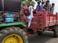 शाळेत जाण्यासाठी ट्रॅक्टरने प्रवास - Marathi News | Travel by tractor to go to school | Latest nandurbar News at Lokmat.com
