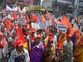 नाशकात फेरीवाल्यांचा महापालिकेवर रोजगार बचाव मोर्चा - Marathi News |  Nashik Municipal Corporation's Employment Rescue Front of Ferries | Latest nashik News at Lokmat.com