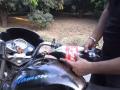 बाईकमधलं पेट्रोल काढून त्यानं टाकीत चक्क कोका-कोला भरलं, अन्... - Marathi News | By using gasoline, he filled the coca-cola in the tank, and ... | Latest auto News at Lokmat.com