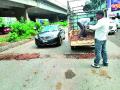 खड्डे बुजविण्यासाठी डांबराऐवजी दगडगोटे - Marathi News |  Stone pots instead of daira to pave the pits | Latest nashik News at Lokmat.com