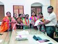 गरोदर मातांना ‘आधार’ची सक्ती : अपर जिल्हाधिकाऱ्यांना निवेदन - Marathi News | Force of Aadhaar for Pregnant Mothers: Approval of Additional District Collectors | Latest nashik News at Lokmat.com