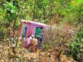 ५गुजरातच्या भाविकांची  बस दरीत कोसळून तीन ठार - Marathi News |  Three people killed in Gujarat bus accident | Latest nashik News at Lokmat.com