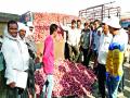 देवळा कृषी उत्पन्न बाजार समिती : कांदा विक्रीचे पैसे रोखीने - Marathi News | Deola Agricultural Produce Market Committee: Cash on sale of onion by cash | Latest nashik News at Lokmat.com