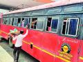 बसस्थानकातील विक्रेत्यांच्या संसाराची गाडी रुळावर ! - Marathi News | The bus sellers' world train is on track! | Latest vardha News at Lokmat.com