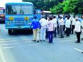 जलद बस थांब्यासाठी रस्ता रोको आंदोलन - Marathi News | Stop the road movement for faster bus stops | Latest chandrapur News at Lokmat.com