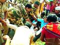 अंबुजासमोर प्रकल्पग्रस्तांचा ठिय्या - Marathi News | Project Strips Stage Against Ambuja | Latest chandrapur News at Lokmat.com