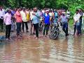 पुरामुळे अडकलेल्यांना पोलिसांनी दिला आश्रय - Marathi News | Police provide shelter to those affected by floods | Latest gadchiroli News at Lokmat.com