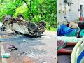 वाहन उलटून १५ जखमी - Marathi News | Two injured in reverse of vehicle | Latest gadchiroli News at Lokmat.com