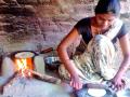 गरिबाची ‘उज्ज्वला’ दुर्लक्षी धोरणामुळे गॅसवरून चुलीवर! - Marathi News | From the gas to the stove due to the poor's 'bright' ignoring policy! | Latest vardha News at Lokmat.com