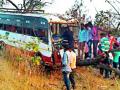 ट्रॅव्हल्स अपघातात २५ प्रवासी जखमी - Marathi News | 25 passengers were injured in the accident | Latest yavatmal News at Lokmat.com