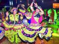 तरुणाई गरब्यात दंग - Marathi News |  The youth is stunned! | Latest nashik News at Lokmat.com