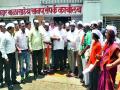 आमदारांच्या घरासमोर शेतकऱ्यांचा सत्याग्रह - Marathi News |  Farmers Satyagraha before MLA's house | Latest nashik News at Lokmat.com