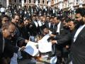 कोल्हापूर : न्यायालयीन शुल्कवाढीविरोधात वकील बांधव रस्त्यावर, परिपत्रकाची होळी, कामकाजापासून अलिप्त - Marathi News | Kolhapur: Advocate's brother against the court's charge, on the street, Holi of circular, absent from work | Latest kolhapur News at Lokmat.com
