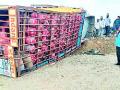 बेलोरा येथील महामार्गावर सिलिंडरचा ट्रक उलटला - Marathi News | Cylinder truck overturned on the highway in Belora | Latest amravati News at Lokmat.com