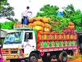 कृषिमाल वाहतुकीची समस्या - Marathi News | Problems of transportation of agricultural commodities | Latest nashik News at Lokmat.com