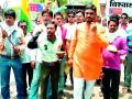 पेट्रोल, डिझेलच्या दरवाढीचा मिठाई वाटून निषेध - Marathi News | Distribution of petrol and diesel sweets | Latest chandrapur News at Lokmat.com