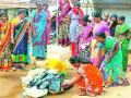 महिलांनी जप्त केली गावठी दारू - Marathi News | Women seize cane liquor | Latest gadchiroli News at Lokmat.com
