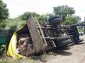 कांद्याने भरलेला ट्रक उलटला - Marathi News | A truck full of onions overturned | Latest nashik News at Lokmat.com