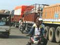 अवजड वाहने अडकल्याने वाहतूक ठप्प - Marathi News | Traffic jam due to heavy vehicles getting stuck | Latest nandurbar News at Lokmat.com