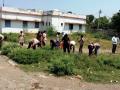परभणी : श्रमदानातून स्वच्छ केला शाळा परिसर - Marathi News | Parbhani: cleaned the school premises | Latest parabhani News at Lokmat.com