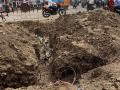 पाणीयोजनेचे खड्डे देताहेत अपघाताला निमंत्रण - Marathi News | Water supply pits are inviting accidents | Latest jalgaon News at Lokmat.com