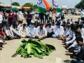 राष्ट्रवादी युवक काँग्रेसतर्फे शेतकरी सविनय ठिय्या आंदोलन - Marathi News | Farmers' civil sit-in agitation by NCP Youth Congress | Latest jalgaon News at Lokmat.com