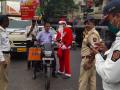 सांताक्लॉजद्वारे ठाणे, कल्याण-डोंबिवलीत वाहतूक नियमांची जनजागृती - Marathi News |  Awareness of traffic rules in Thane, Kalyan-Dombivli via Santa Claus | Latest thane News at Lokmat.com