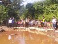 शिक्षक, विद्यार्थ्यांनी अडविले बंधाऱ्याद्वारे पाणी - Marathi News | Teachers, students blocked the water through the dam | Latest nashik News at Lokmat.com