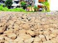 यवतमाळात रस्त्यावर खड्डे की खड्ड्यात रस्ता ? - Marathi News | Pits on the road in Yavatmal or a road in a pit? | Latest yavatmal News at Lokmat.com