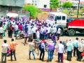 पिंपळगावात कामगारांचा रास्तारोको - Marathi News | Workers' workers in Pimpalgaon | Latest yavatmal News at Lokmat.com