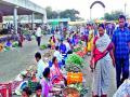 सिन्नर फाटा येथील आठवडे बाजाराला मिळू लागला पुन्हा प्रतिसाद - Marathi News | Sinnar phata Weekly market to get re-responded | Latest nashik News at Lokmat.com