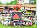 औरंगाबादेत शिवरायांच्या पुतळ्याला १०१ प्रदक्षिणा - Marathi News | 101 Pradakshina in the statue of Lord Shiva in Aurangabad | Latest chhatrapati-sambhajinagar News at Lokmat.com