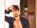 Tiger Shroff: अ‍ॅक्शन सीनदरम्यान टायगर श्रॉफसोबत घडला मोठा अपघात, Video बघून चाहत्यांची वाढली चिंता - Marathi News | Tiger Shroff breaks leg during action stunt watch video here | Latest filmy News at Lokmat.com