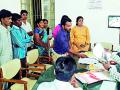 दोषी पोलिसांना निलंबित करा - Marathi News |  Suspend the guilty policeman | Latest amravati News at Lokmat.com